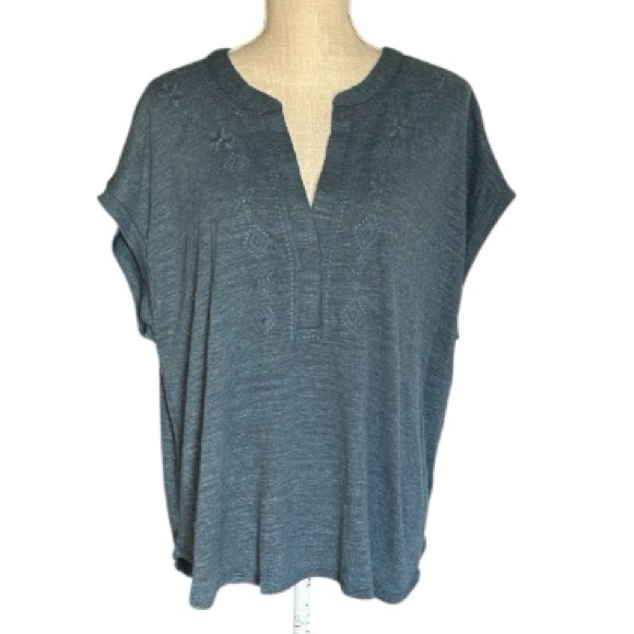 Cable & Gauge Tops - Cable & Gauge Soft Blue Embroidered Textured V-Neck Short Capped Sleeves size 1X